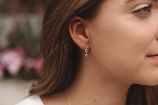 Žena s náušnicemi Hot Diamonds venku