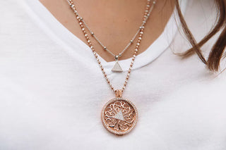 Náhrdelník s přívěskem Hot Diamonds na krku