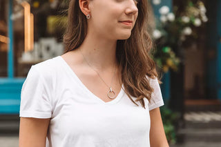Mladá žena s náhrdelníkem Hot Diamonds